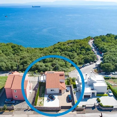 Apartment Luxury Pool Apartment By The Sea Kostrena