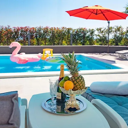 Luxury Pool Apartment By The Sea Apartment *