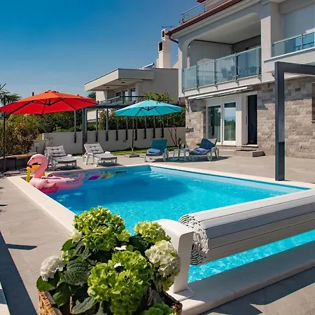 아파트 Luxury Pool Apartment By The Sea 코스트레나