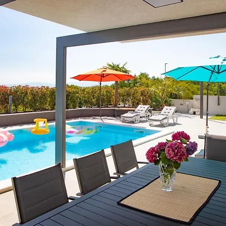 Apartment Luxury Pool Apartment By The Sea