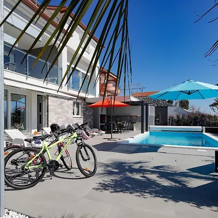 Luxury Pool Apartment By The Sea 아파트 코스트레나