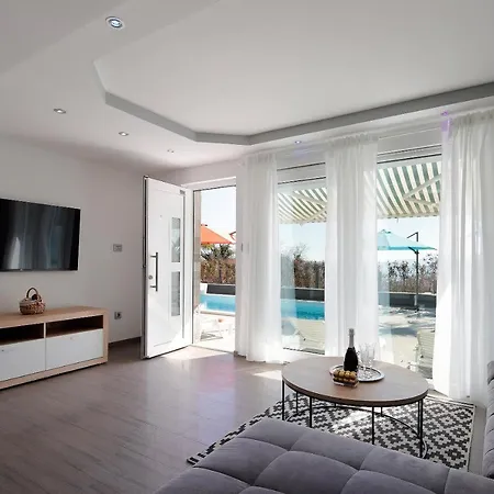 Luxury Pool Apartment By The Sea