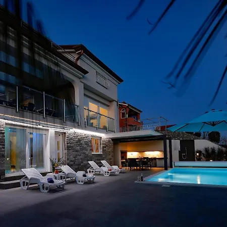 Luxury Pool Apartment By The Sea