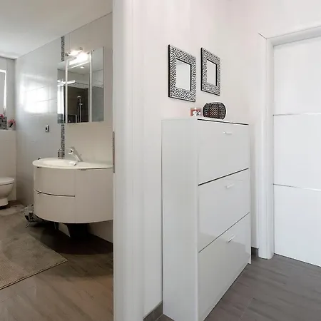 Luxury Pool Apartment By The Sea 코스트레나
