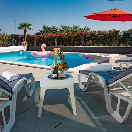 Lägenhet Luxury Pool Apartment By The Sea Kostrena