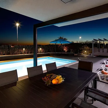 Lägenhet Luxury Pool Apartment By The Sea Kostrena