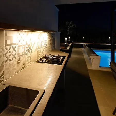 Luxury Pool Apartment By The Sea *