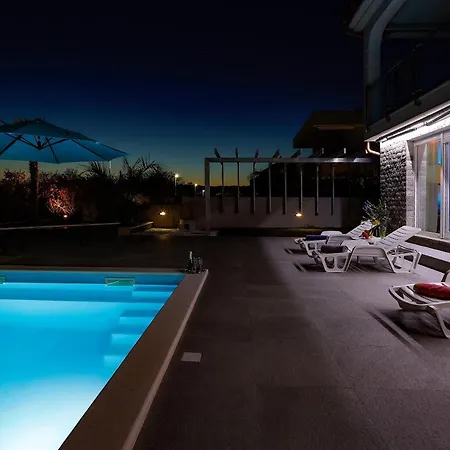 Lägenhet Luxury Pool Apartment By The Sea Kostrena