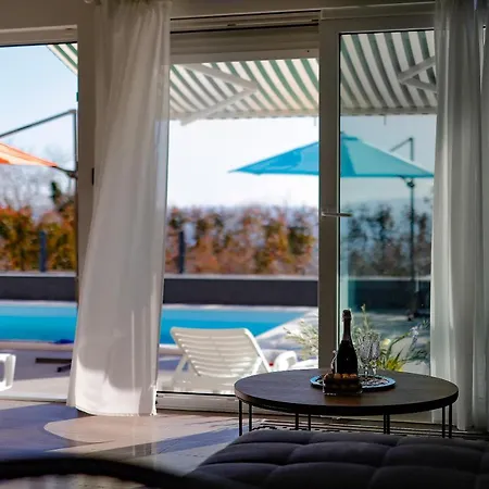 Luxury Pool Apartment By The Sea Kostrena
