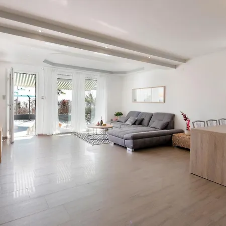 Luxury Pool Apartment By The Sea Lägenhet